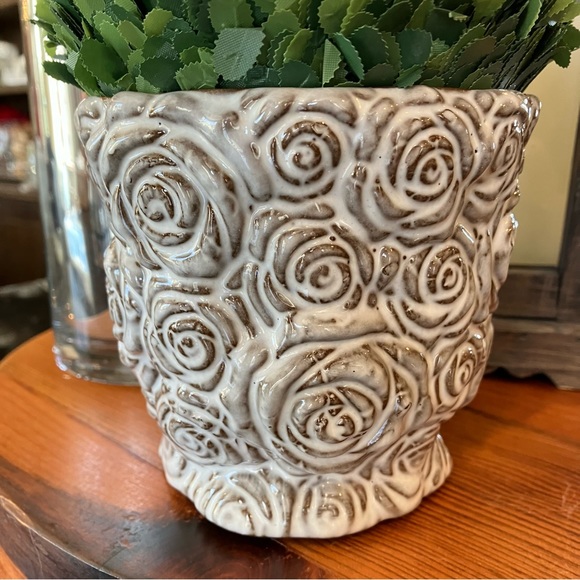 New Pottery Barn Rose Ceramic Cachepot, Grey Rosebud Planter, Small White Pot - Picture 10 of 14